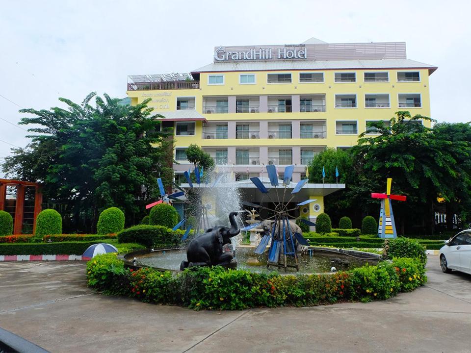 Grand Hill Resort And Spa Nakhon Szavan Kültér fotó