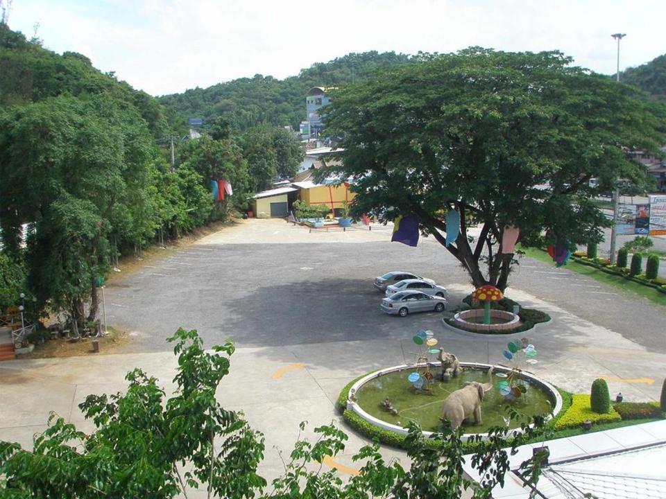 Grand Hill Resort And Spa Nakhon Szavan Kültér fotó